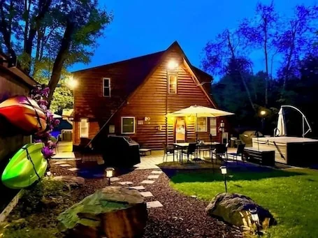 100 Feet from Private Lake & Beach💥Hot Tub💥Kayaks💥Private Yoga💥Huge Yard💥Piano