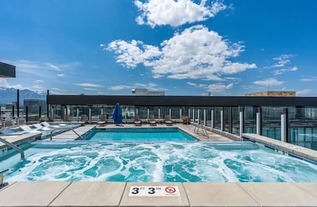 10th flr Beauty! Hot tub/Pking/Pool/Views!/Kg bed!