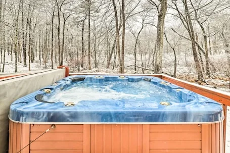 112 jets hot tub, wood fireplace, A/C, sauna, strong Wi-Fi