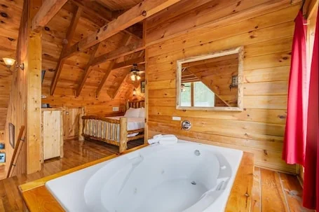 1/2 mile to downtown Gatlinburg & the Great Smoky Mountains National Park!