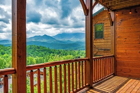 1.5 MI To Downtown! Luxury Lodge Spectacular Views From 3 Huge Covered Decks!