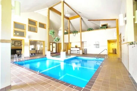 ⛷ 1BR Ski-Home Condo. Pool/Hot Tub/Sauna. Short walk 2 lifts, golf, hikes.