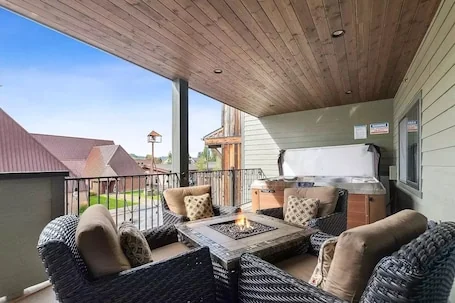 2 Bedroom/2 Bathroom Condo with Private Hot Tub, Fire Pit & Large Outdoor Space