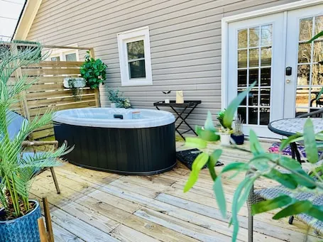 2 Person Hot Tub on Private Deck, 2 mi to DT Hendersonville/Flat Rock, King Bed