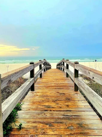 2323 Sq. Ft. 4/2 West End Beach Front; Close Dining; Extended Stays Discounted.