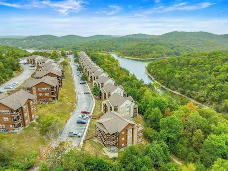 2BD/2BA Condo next to Silver Dollar City & Lake