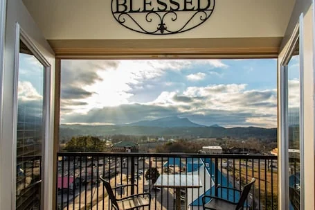 2BR Condo Near Parkway w/Balcony, Views, Indoor/outdoor Pools, Playground, Free Tickets!