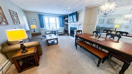 3 BR Ski-in/Ski-Out Fireplace, Pool, Full Kitchen