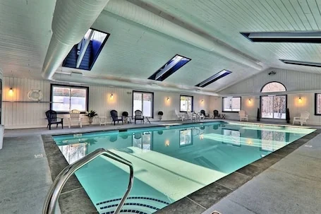 3BR/2BA, Ski in/out from A/B lift, pool & hot tub
