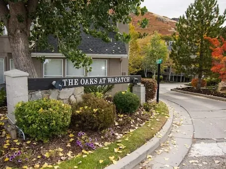 4 BEDROOM SKI RETREAT 3000 SQFT W/PRIVATE HOT TUB / SUPER CLOSE TO SKI RESORTS