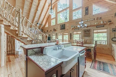 4 BR w/private hiking trail, hot tub, pool table, Wi-Fi, Free Dollywood Tickets