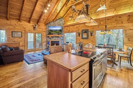 4/3Theater/Billiards/Hot Tub/Arcade/Acre/Resort Pool,/FirePit/Playgrnd/Hike/WiFI