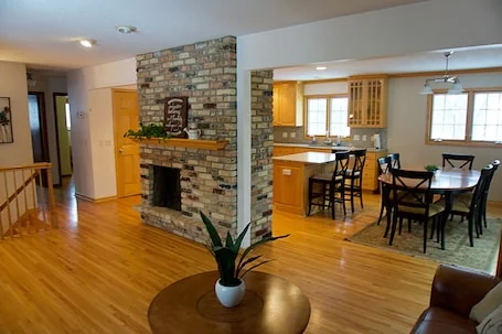 5 bdrm house w/HOT TUB across from Moore Lake Park