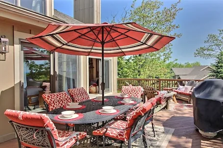 5 STAR!!4 Bed/4 Bath/Hot Tub/Full Bsmnt/Game Rm. Premier Host