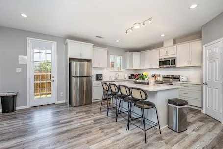 5BR/5BA Arlington Getaway w/ Private Hot Tub Close to UTA & AT&T