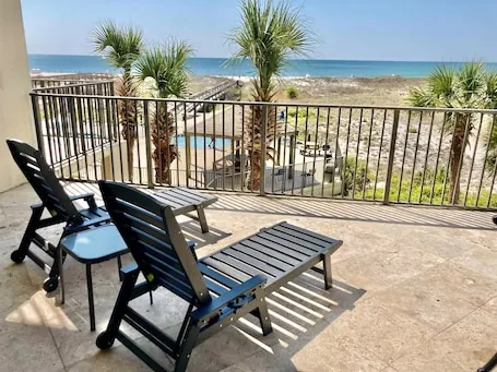Affordable 2 Bedroom/2 Bath Studio On 2nd Floor!