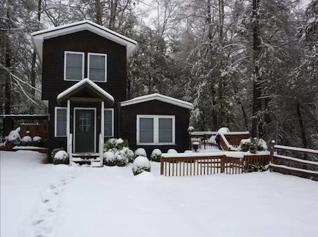 Affordable Luxury with Hot Tub, Fireplace, Central Air/Heat, Wifi in Highlands!