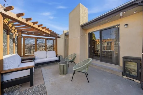 Albuquerque Escape Hot Tub + Atrium 4 Bedroom Home