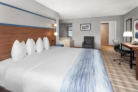 AmericInn & Suites By Wyndham Baraboo Event Center