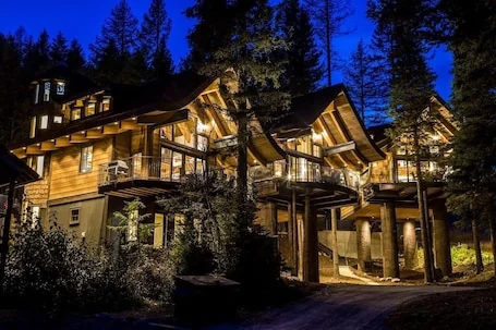 Available NEW YEAR’S WEEK- SLOPESIDE with PRIVATE Treetop Hot Tub-2 Bdm/2 Bath Luxury Ski-in/Ski-out