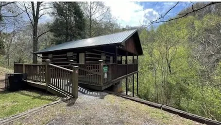 Baby Bear Hideaway, rustic, romantic w/a hot Tub