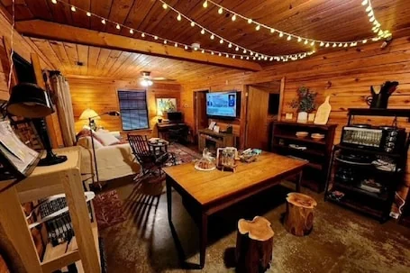 Bankhead Hideaway – Peaceful Retreat w/Hot Tub in Bankhead Forest. Dog Friendly!