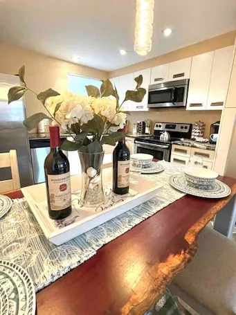Beach Gem! 2 bd with Hot Tub/3.7mi beach/.5mi outlets
