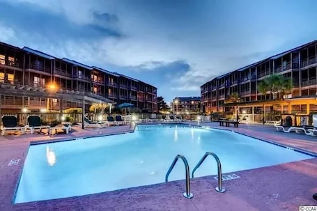 Beach & Nightlife 3BR/2.5 BA service dog friendly
