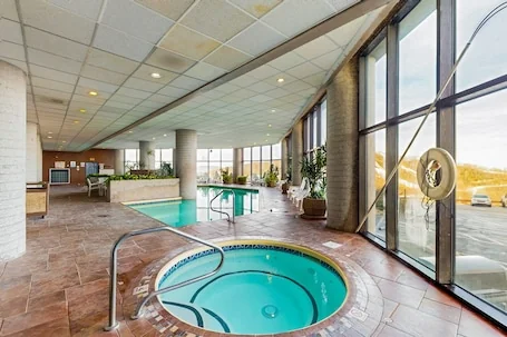 Beautiful Condo w/Mountain Views & Fireplace – Shared Pool, Hot Tub, Gym