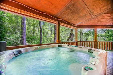 Beautiful dog-friendly mountain house w/new private hot tub, firepit, WiFi, deck