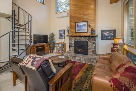 Beautiful home w/fireplace, amazing views & community hot tub – Hidden Village Cozy Getaway