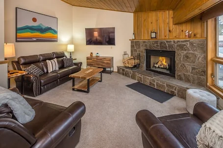 Beautifully decorated home w/fireplace & community hot tub/pool/sauna – Hidden Village Getaway