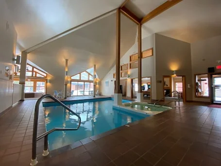 Beautifully Renovated Trail Creek #50 3BR/2BA Loft Condo. Close to slopes. AC.