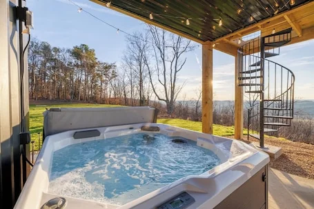 Beloveds Rest—Mountain Sunsets with a Hot Tub