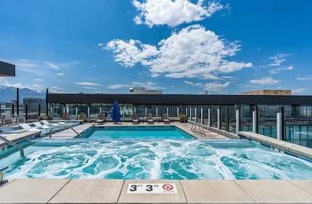 Best views! Lux 9th fl/Gym/Pking/Pool/Htub/King BD