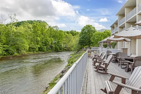 Best Western Plus River Escape Inn & Suites