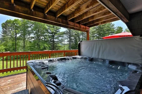 Bigelow Chalet at Killington: 8BR/4.5 BA Pet Friendly Home w/ Hot Tub, Fireplace.