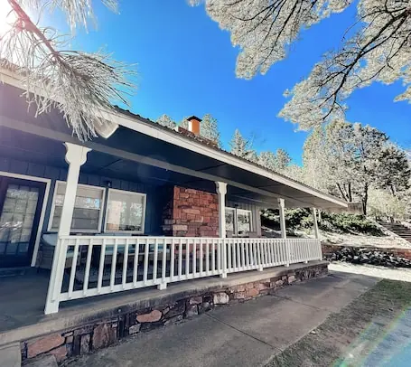 Blazers Mill Hideout: 4 BR/3 1/2BA Hot tub, Fireplace, pool table & great yard