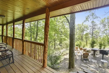 🦬 Buffalo Bungalow..Couples Only: sauna, massage table & much more!!