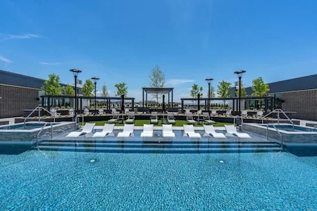 Capital Views! Pool/Spa/Gym/Bowling/Free Parking!