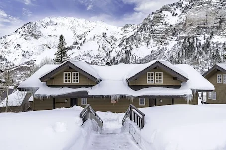 Cecret Mountain Lodge – ski-in/out to Snowbird