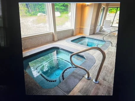 Charming 2-bedroom ski in/ski out condo on Mt. Snow with fitness, pool, WiFi