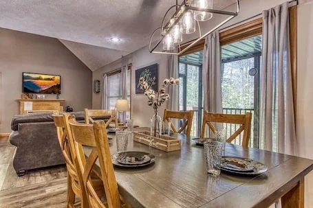 Charming 2BD w Scenic Views!! HOT TUB! Pool<br><br>“Fo