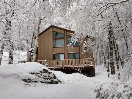 Chimney Hill Mtn Chalet w/resort access – heated pools, trails, near lake & town