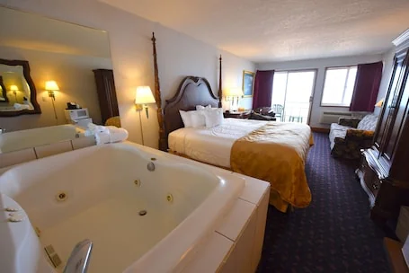 Clarion Hotel Mackinaw City Beachfront