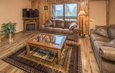 Condo w/electric fireplace, great views & community pool/hot tub – Hidden Village Big Sky Retreat
