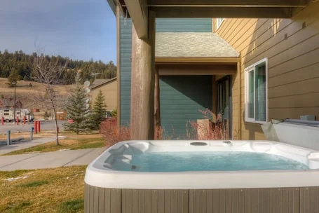 Condo w/hot tub & fireplace close to Big Sky Resort & Town Center – Modern Mountain Charm
