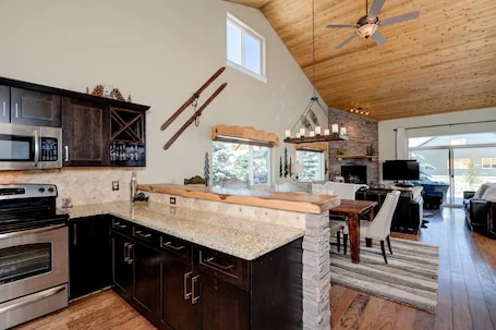 Condo w/private hot tub close to Town Center & Big Sky Resort – The Hallmark Chalet