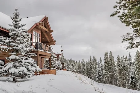 Condo w/private hot tub w/gorgeous mountain views minutes from Big Sky Resort – Alpenglow Chalet