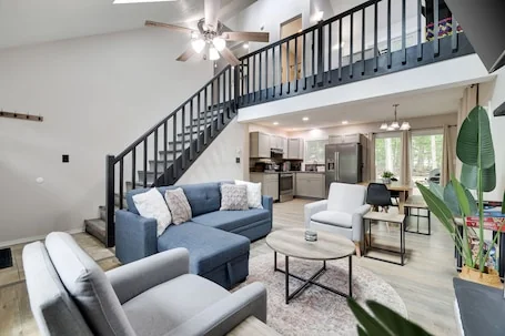 Contemporary Escape ⭐️ Hot Tub ⭐️ Karaoke ⭐️ Gaming ⭐️ Fire Pit ⭐️ Lake Access